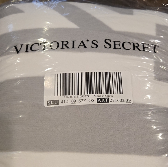 NWT PINK By Victoria's Secret Blanket In Pink And Gray - Picture 2 of 7